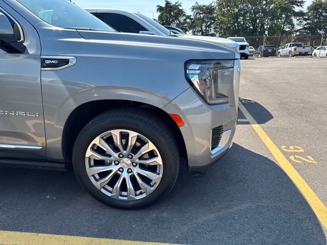 GMC Yukon Vehicle Full-screen Gallery Image 10