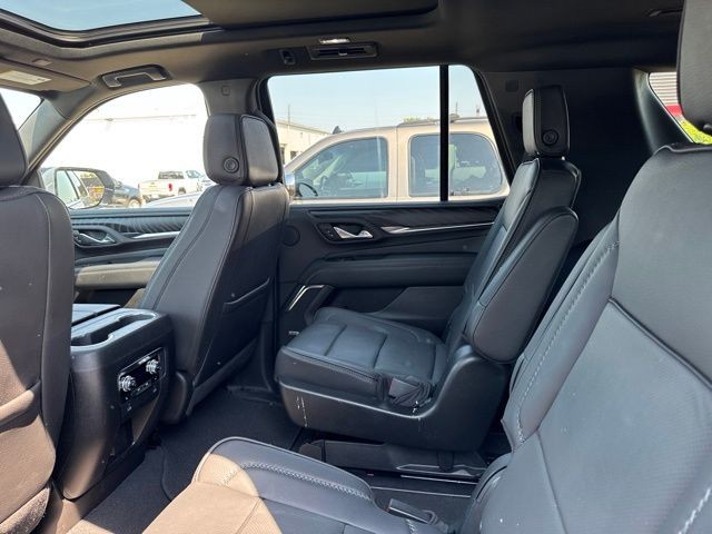 GMC Yukon Vehicle Full-screen Gallery Image 14