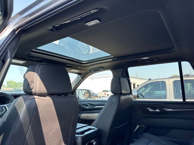 GMC Yukon Vehicle Full-screen Gallery Image 15