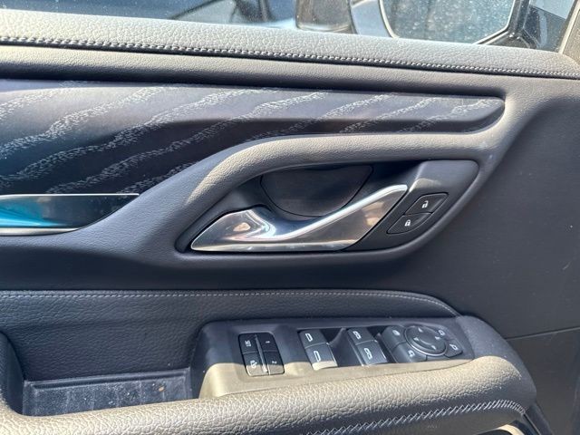 GMC Yukon Vehicle Full-screen Gallery Image 18