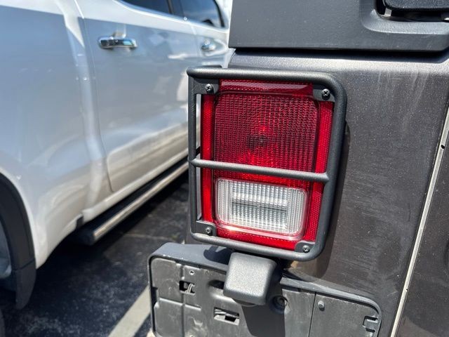 Jeep Wrangler Unlimited Vehicle Full-screen Gallery Image 09