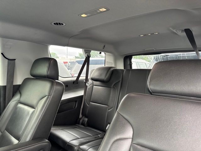 Chevrolet Suburban Vehicle Full-screen Gallery Image 10