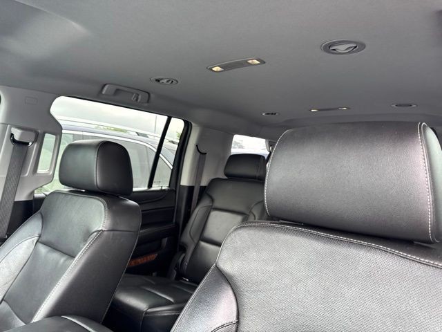 Chevrolet Suburban Vehicle Full-screen Gallery Image 14