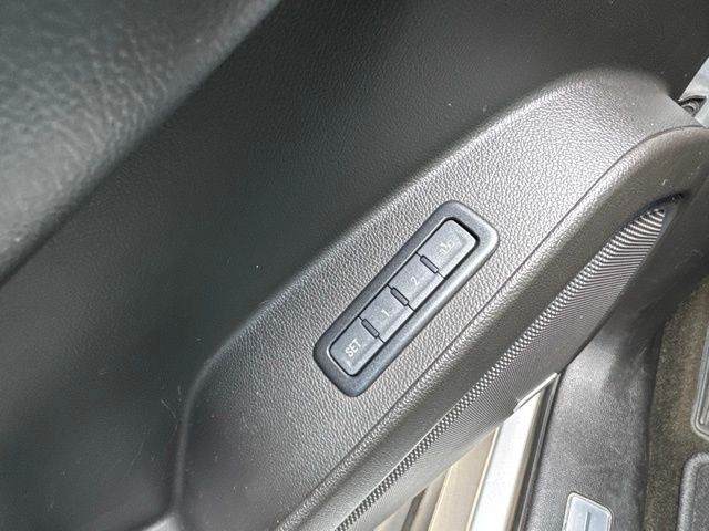 Chevrolet Suburban Vehicle Full-screen Gallery Image 18