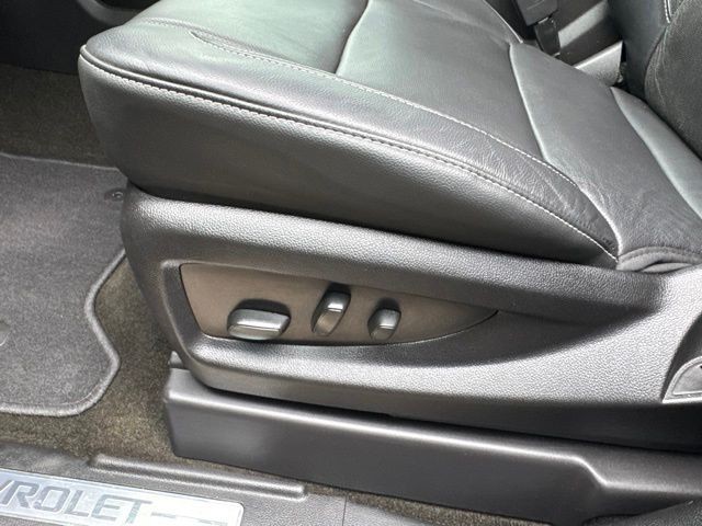 Chevrolet Suburban Vehicle Full-screen Gallery Image 19