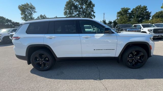 Jeep Grand Cherokee L Vehicle Full-screen Gallery Image 02