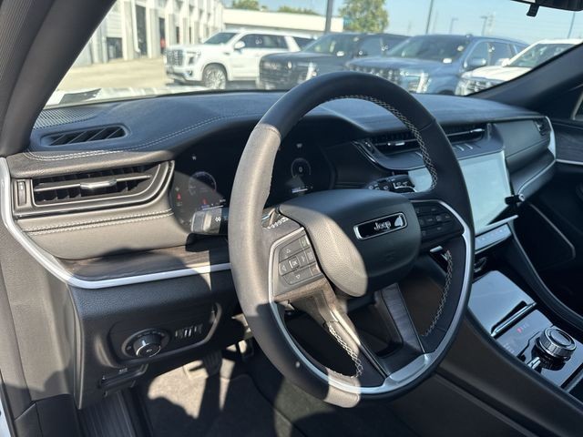 Jeep Grand Cherokee L Vehicle Full-screen Gallery Image 13