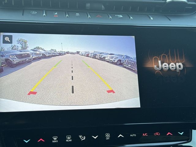 Jeep Grand Cherokee L Vehicle Full-screen Gallery Image 19