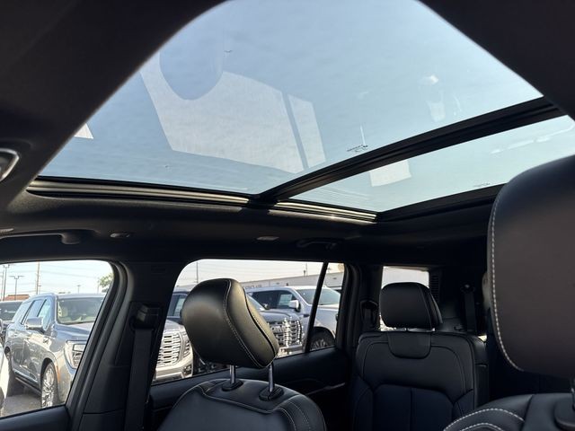 Jeep Grand Cherokee L Vehicle Full-screen Gallery Image 23