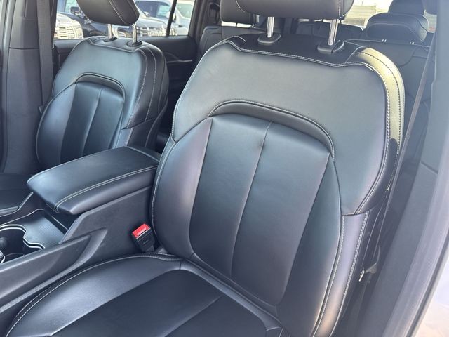 Jeep Grand Cherokee L Vehicle Full-screen Gallery Image 24