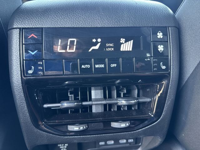Jeep Grand Cherokee L Vehicle Full-screen Gallery Image 26