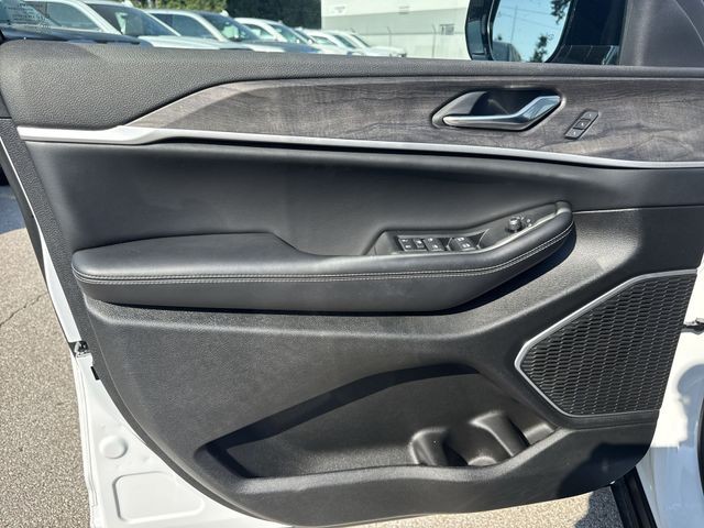 Jeep Grand Cherokee L Vehicle Full-screen Gallery Image 27
