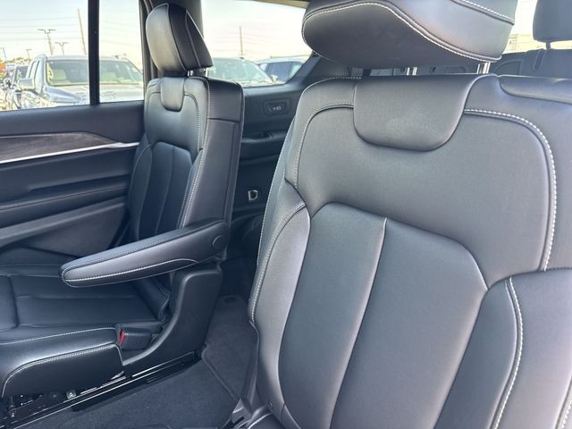 Jeep Grand Cherokee L Vehicle Full-screen Gallery Image 29