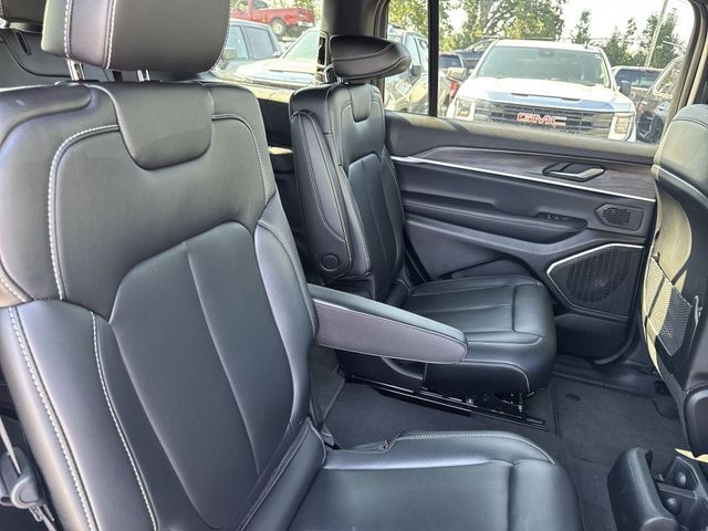 Jeep Grand Cherokee L Vehicle Full-screen Gallery Image 31