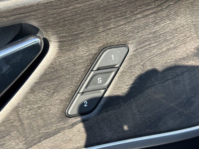 Jeep Grand Cherokee L Vehicle Full-screen Gallery Image 39