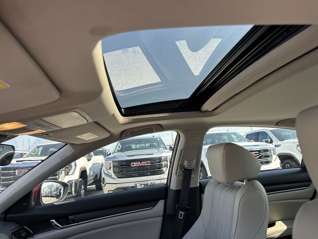 Honda Accord Sedan Vehicle Full-screen Gallery Image 22