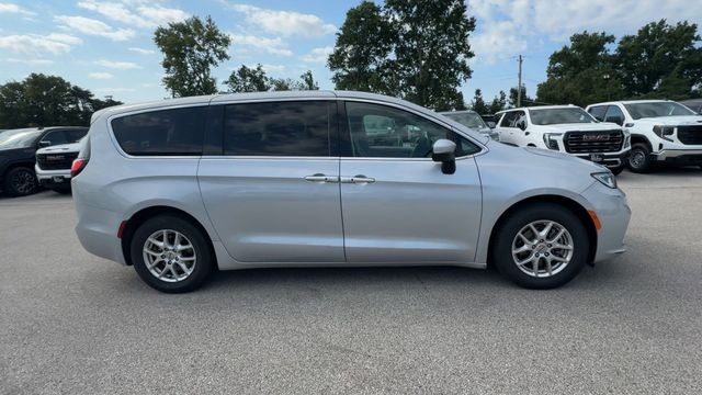 Chrysler Pacifica Vehicle Full-screen Gallery Image 02