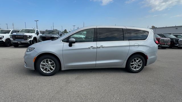 Chrysler Pacifica Vehicle Full-screen Gallery Image 07