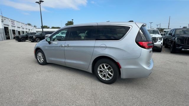 Chrysler Pacifica Vehicle Full-screen Gallery Image 09