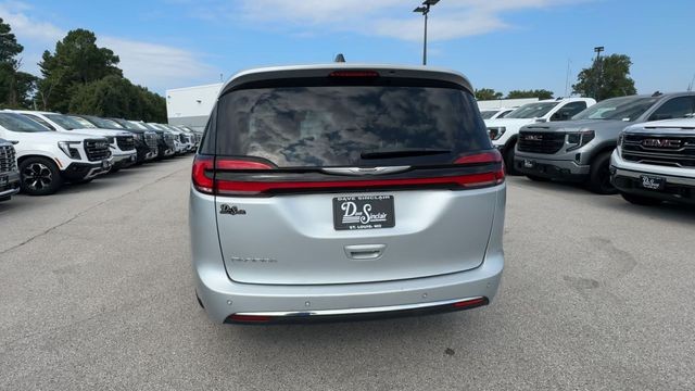 Chrysler Pacifica Vehicle Full-screen Gallery Image 10