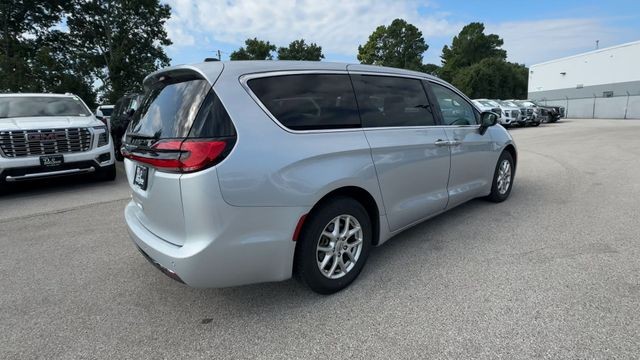 Chrysler Pacifica Vehicle Full-screen Gallery Image 11