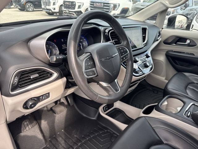 Chrysler Pacifica Vehicle Full-screen Gallery Image 13
