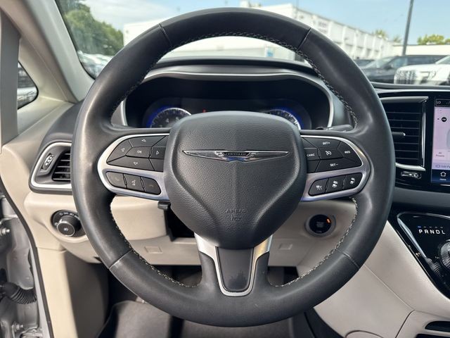 Chrysler Pacifica Vehicle Full-screen Gallery Image 14