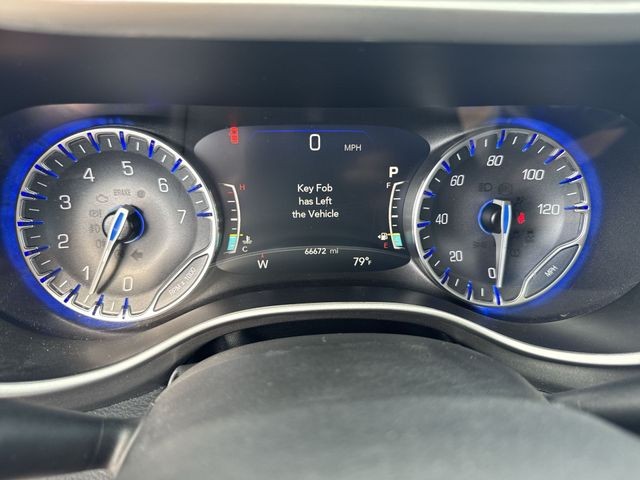 Chrysler Pacifica Vehicle Full-screen Gallery Image 15