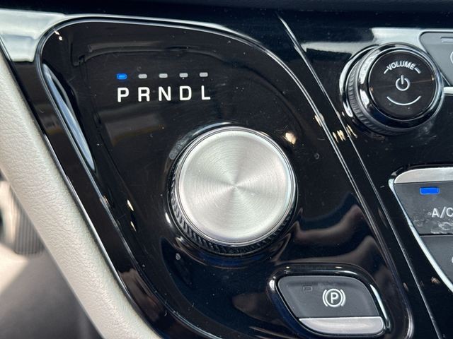 Chrysler Pacifica Vehicle Full-screen Gallery Image 19