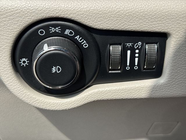 Chrysler Pacifica Vehicle Full-screen Gallery Image 21