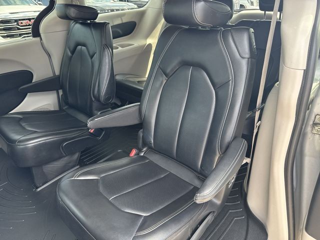 Chrysler Pacifica Vehicle Full-screen Gallery Image 22