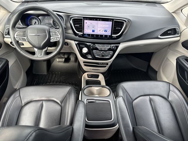Chrysler Pacifica Vehicle Full-screen Gallery Image 23