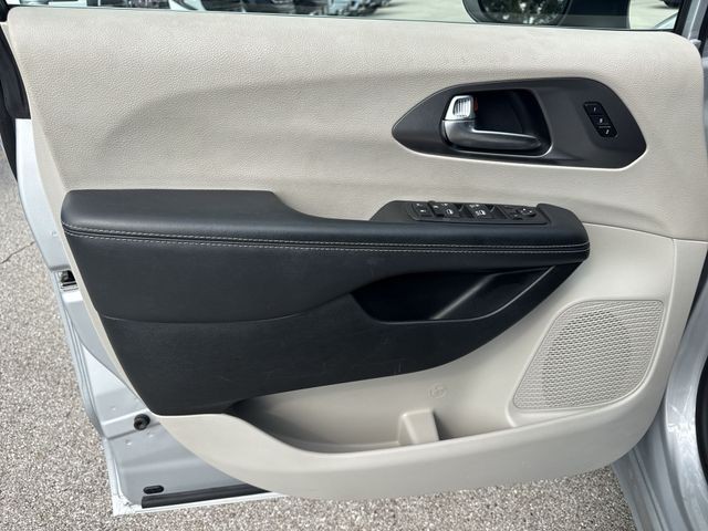 Chrysler Pacifica Vehicle Full-screen Gallery Image 24