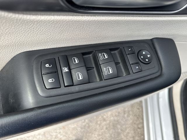 Chrysler Pacifica Vehicle Full-screen Gallery Image 25
