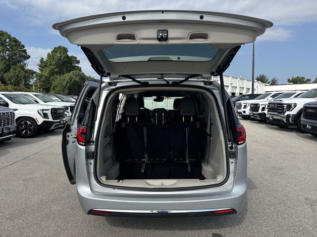 Chrysler Pacifica Vehicle Full-screen Gallery Image 27