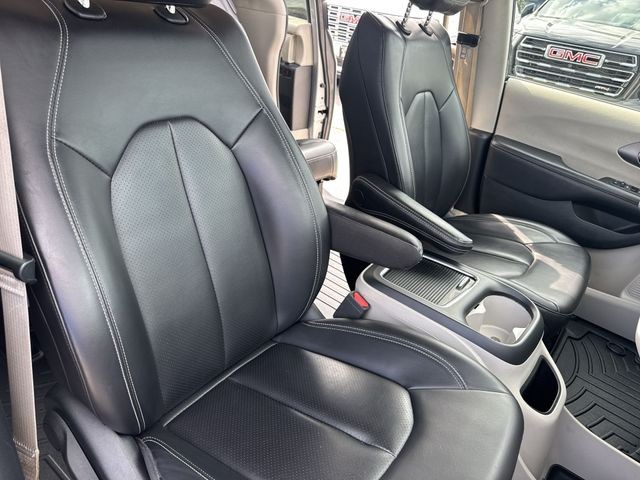 Chrysler Pacifica Vehicle Full-screen Gallery Image 29