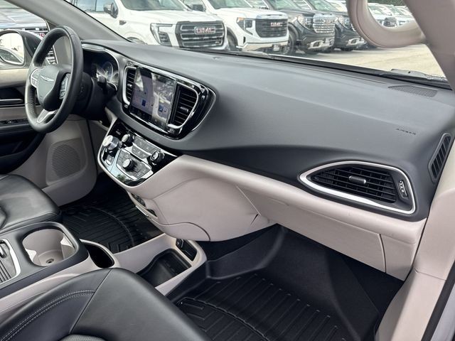 Chrysler Pacifica Vehicle Full-screen Gallery Image 30