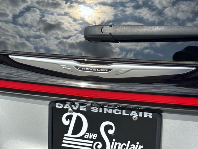 Chrysler Pacifica Vehicle Full-screen Gallery Image 32