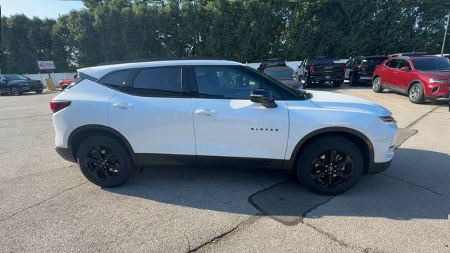 Chevrolet Blazer Vehicle Full-screen Gallery Image 02