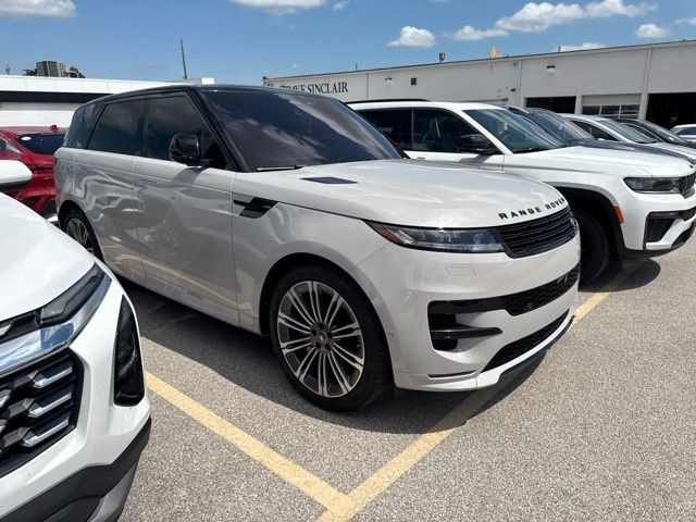 Land Rover Range Rover Sport Vehicle Full-screen Gallery Image 09
