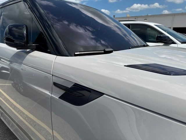Land Rover Range Rover Sport Vehicle Full-screen Gallery Image 11
