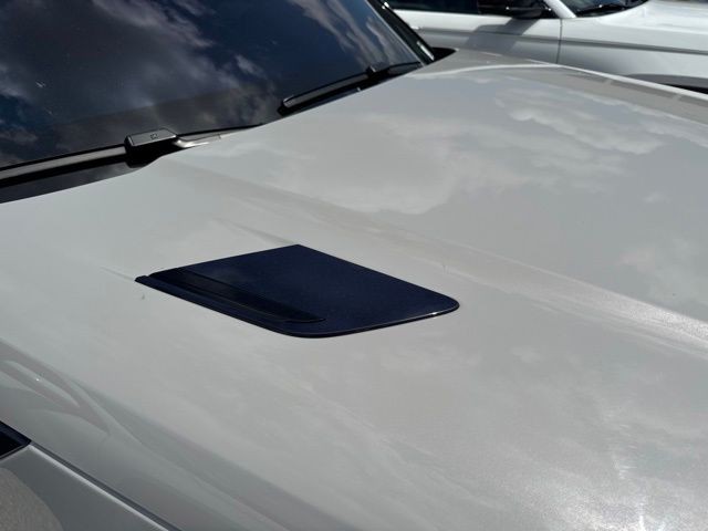 Land Rover Range Rover Sport Vehicle Full-screen Gallery Image 13