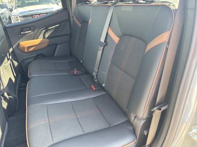 GMC Canyon Vehicle Full-screen Gallery Image 28