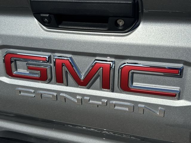 GMC Canyon Vehicle Full-screen Gallery Image 34