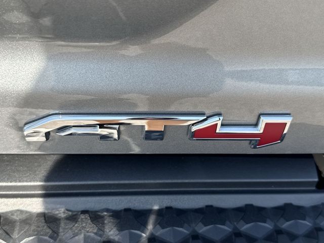 GMC Canyon Vehicle Full-screen Gallery Image 35