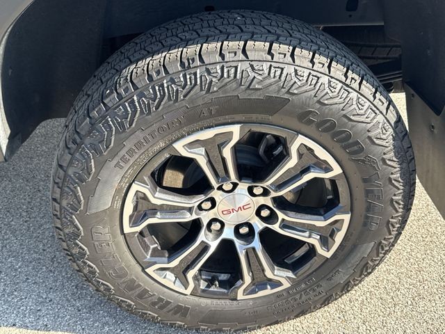 GMC Canyon Vehicle Full-screen Gallery Image 36