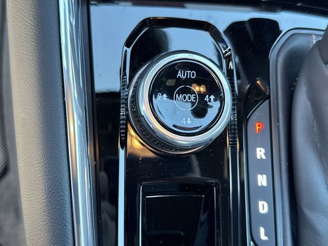 GMC Canyon Vehicle Full-screen Gallery Image 38