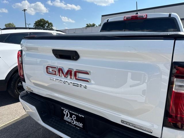 GMC Canyon Vehicle Full-screen Gallery Image 09