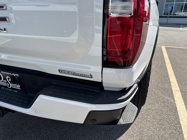 GMC Canyon Vehicle Full-screen Gallery Image 10