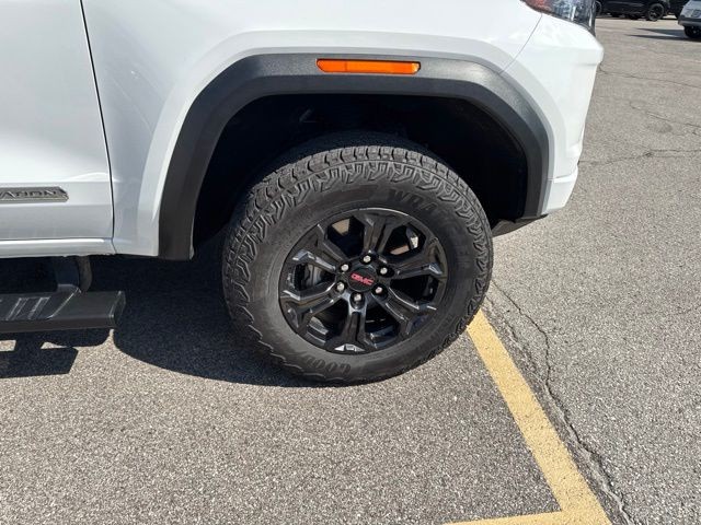 GMC Canyon Vehicle Full-screen Gallery Image 13